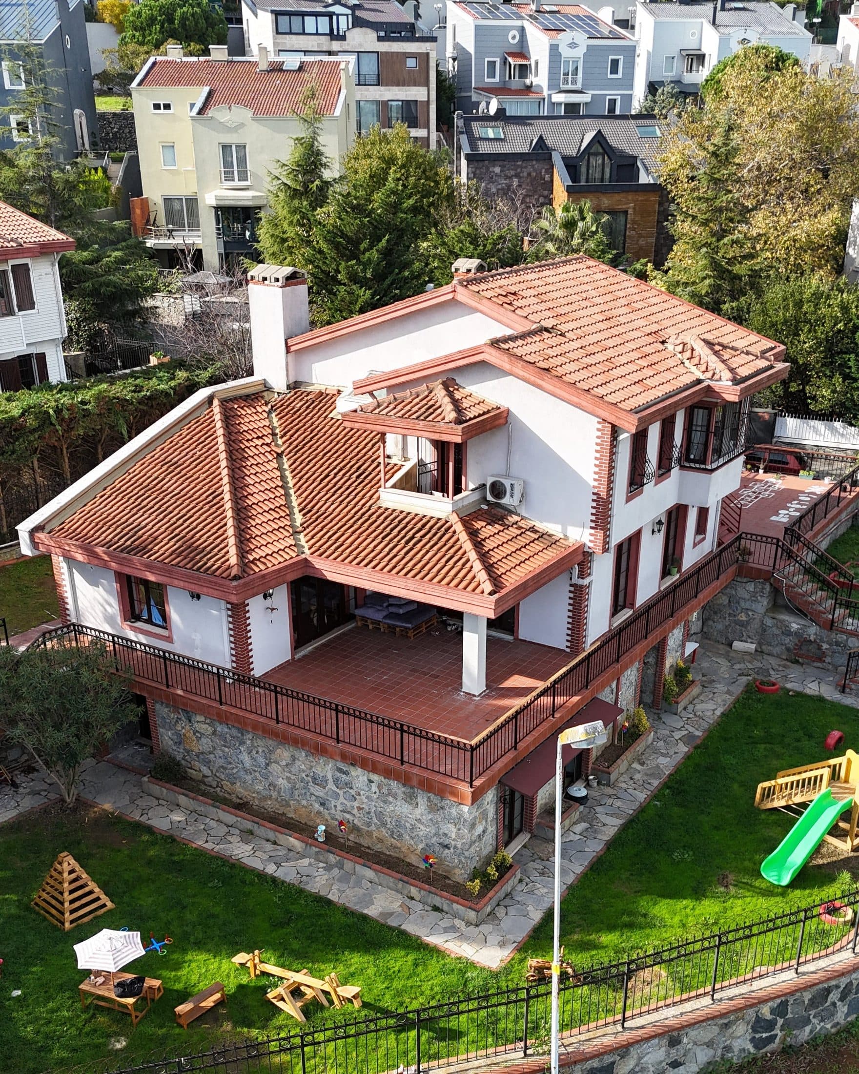 Bahçeli okul binamız – Neşeli Kuzu Anaokulu, Uskumruköy Sarıyer