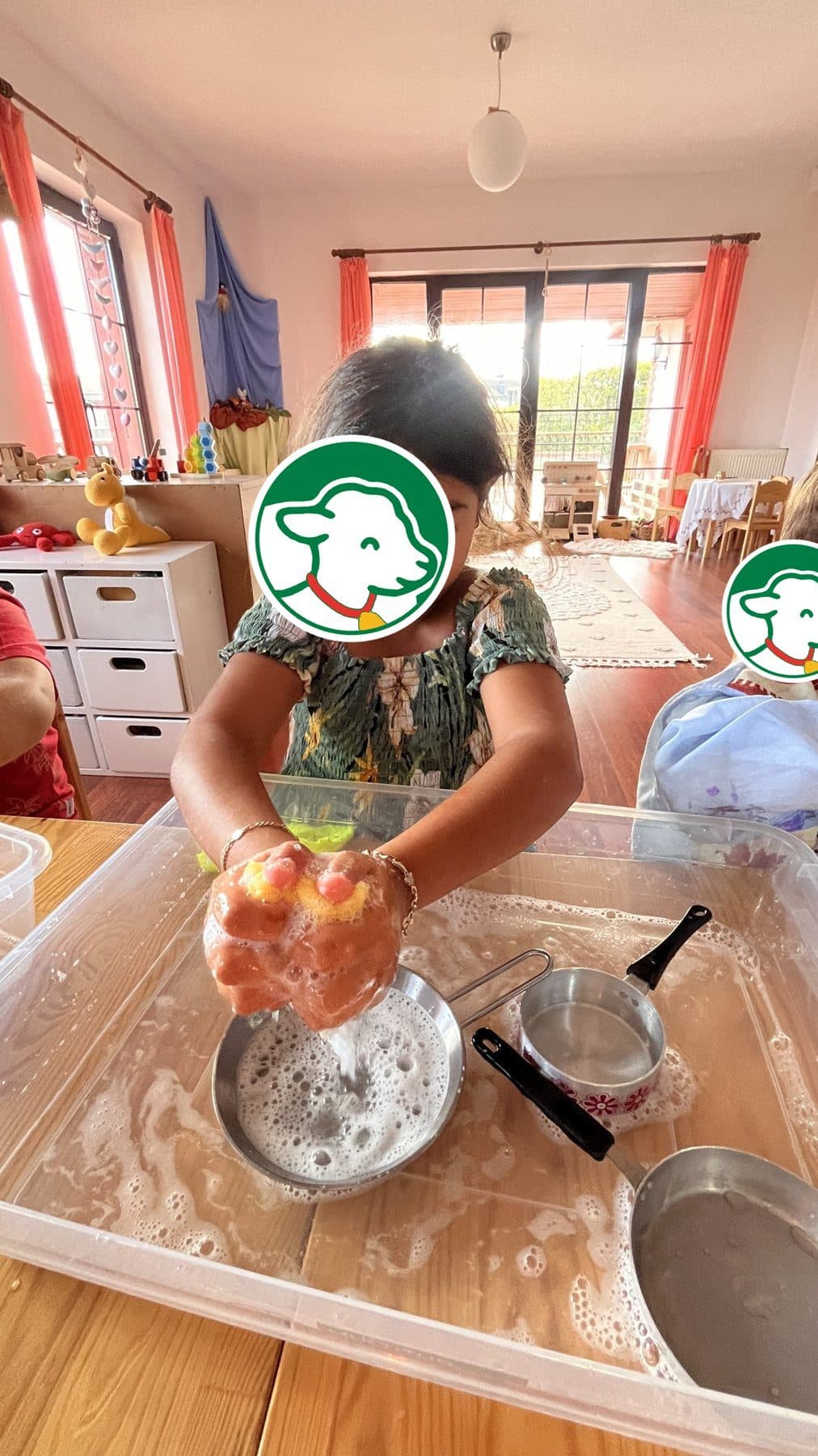Köpüklü su oyunu – Neşeli Kuzu Anaokulu, Uskumruköy Sarıyer